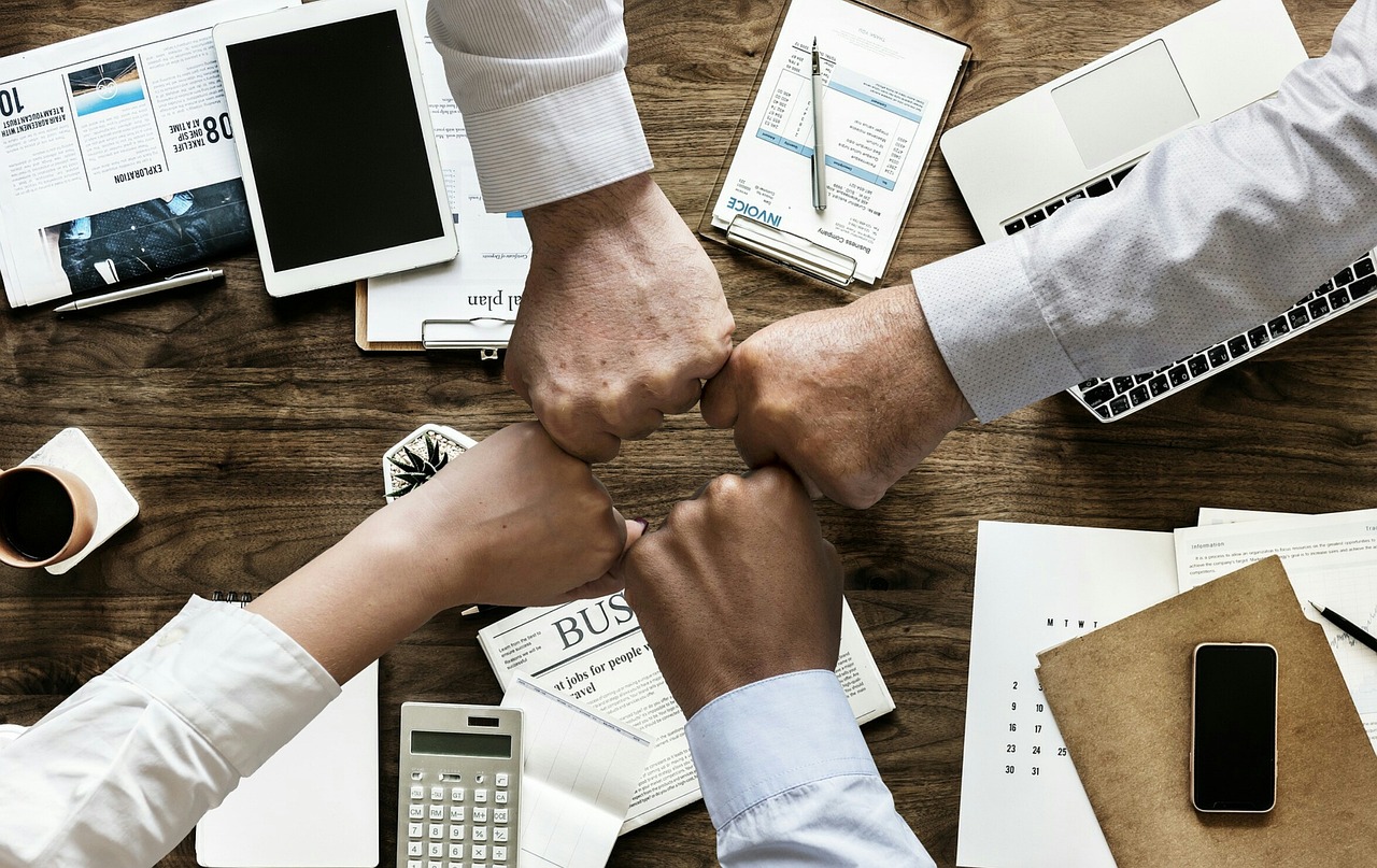Medewerker die een klant helpt